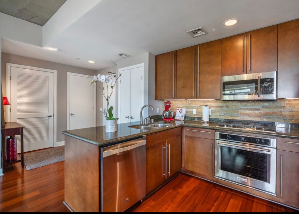 Foto principal - Beautiful Large 2 Bdrm, 2 Ba Condo in Cort...