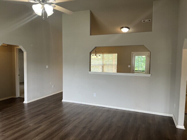 Foto del edificio - "Charming 3-Bedroom Home with 2 Full Baths in Fort Smith – Perfect Blend of Space and Comfort!"