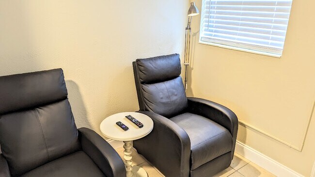 zona de estar - 2344 1st Ave N