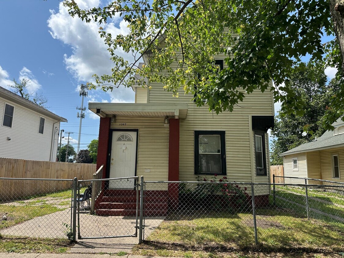 Foto principal - 1065 Caulfield Ave SW