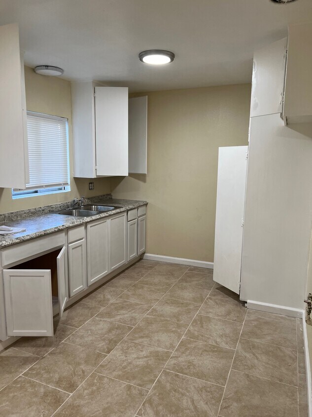 Primary Photo - 555 W 25th St