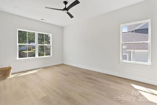 Building Photo - 3127 Columbus Cir