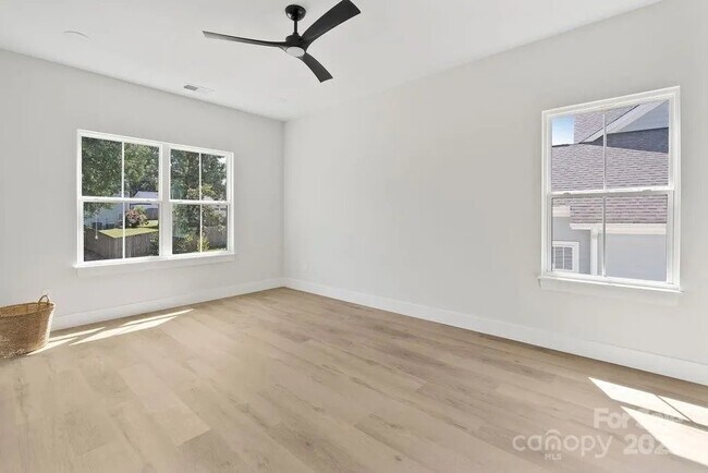 Foto del edificio - 3127 Columbus Cir