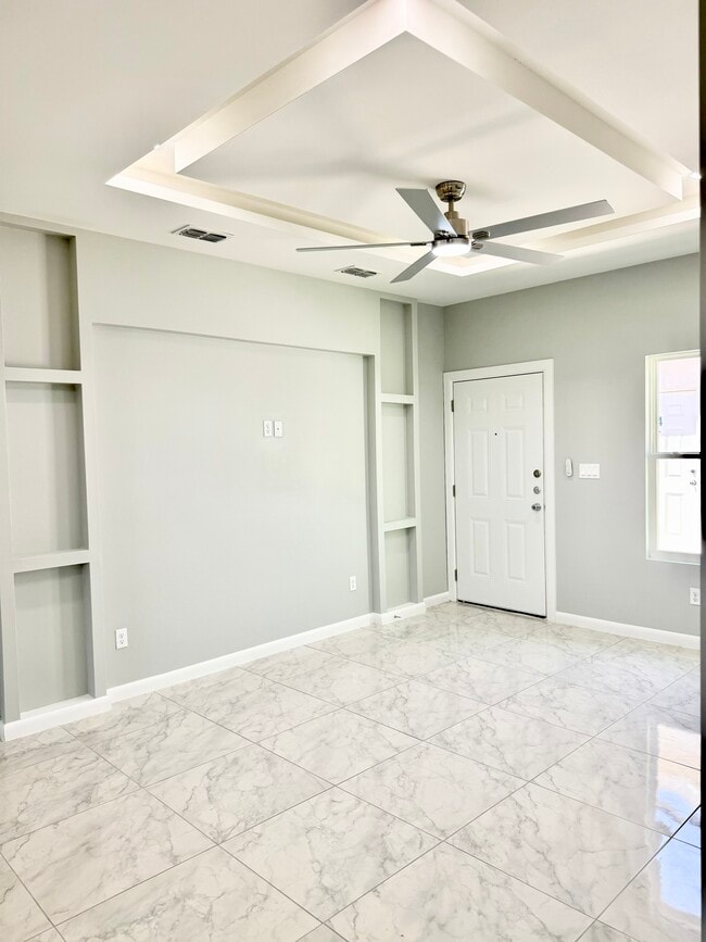 Spacious livingroom - 2108 E Viviana St