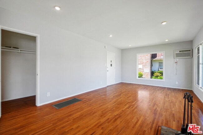 Foto del edificio - 5307 Vantage Ave