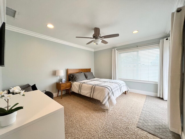 Building Photo - 5023 Verdura Ave