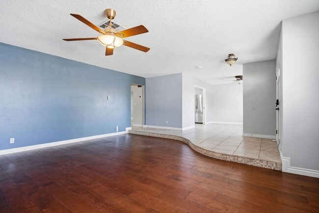 Building Photo - 4561 Paseo El Rio Dr