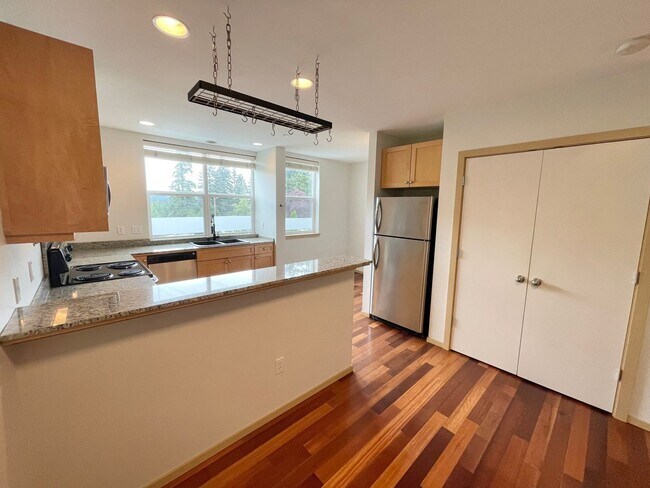 Foto del edificio - Shoreline End Unit Two Bedroom Plus Den To...