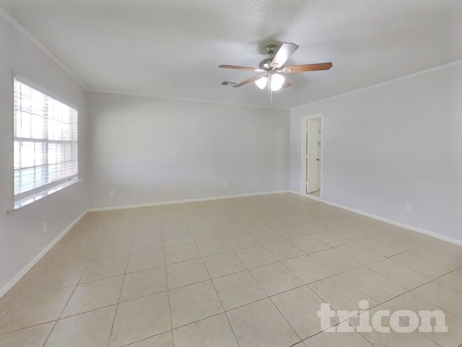 Building Photo - 411 E Carby Rd