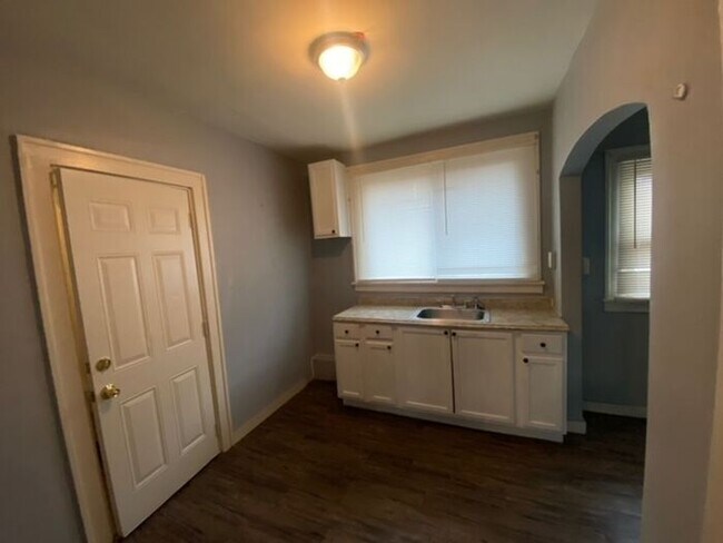 Foto del edificio - Huge 3 bedroom Accepting Section 8- NO DEPOSIT