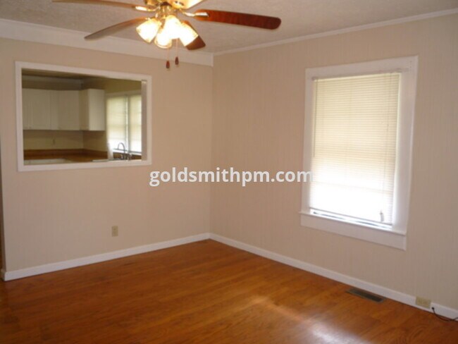 Foto del edificio - 236 Clemson Ave