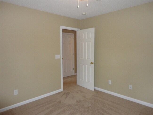 Foto del edificio - 500 Birchtree Valley Ct