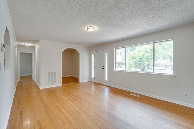 Photo - Amazing 4 bedroom 3 bathroom for rent! House