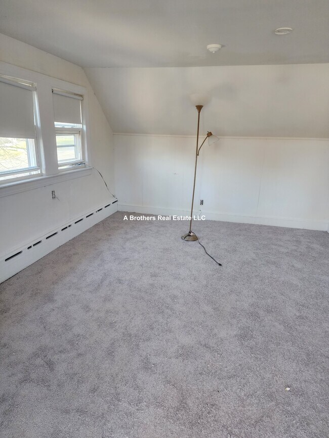 Building Photo - 163 Chestnut St