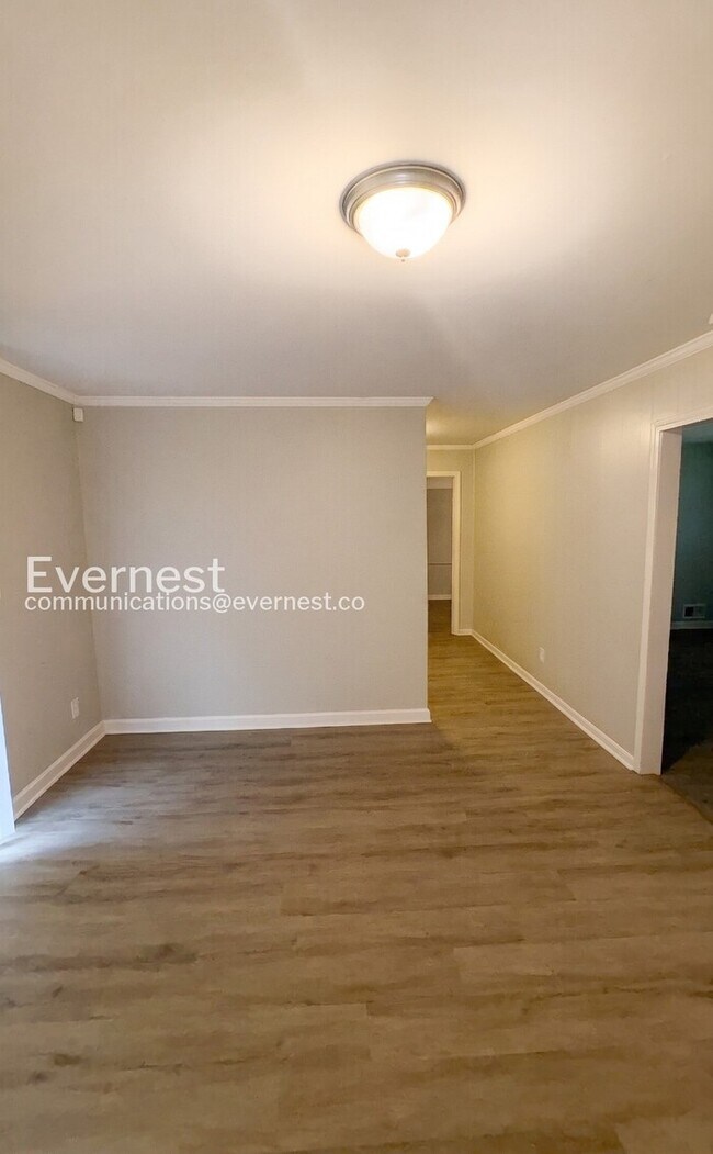 Foto del edificio - 3-Bed/1.5-Bath Modern Upgrades/ Pet Friendly/Available Now!