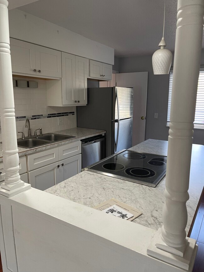 Building Photo - 3254 Christy Way N