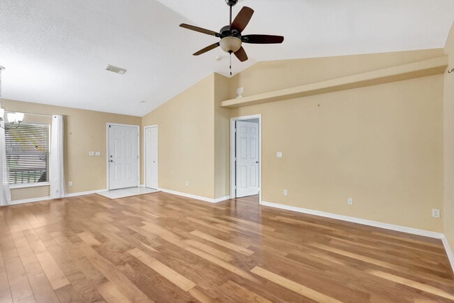 Foto del edificio - 6640 NW Omega Rd