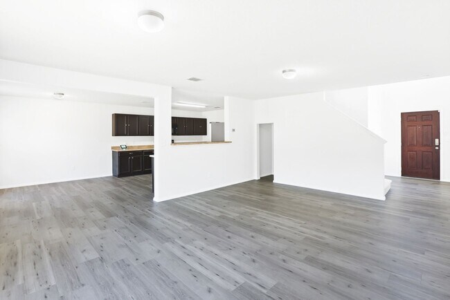 Building Photo - 3 Bedroom/2.5 Bath Hillcrest Subdivision