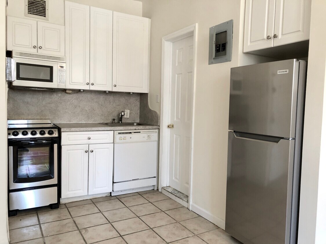 Primary Photo - 811 9th Ave