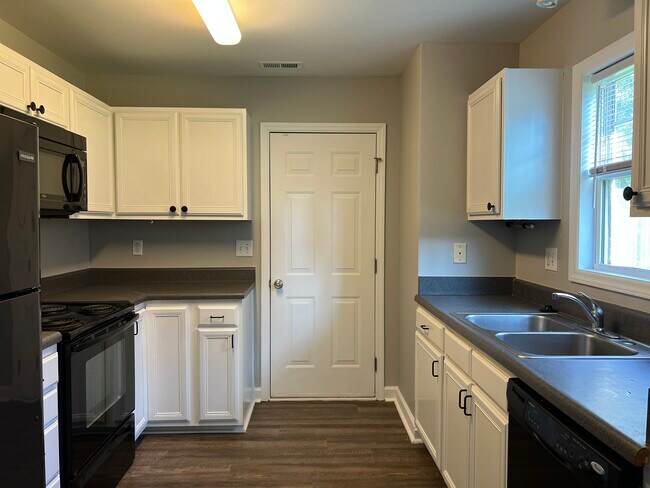 Building Photo - 588 Lakeside Valley Dr