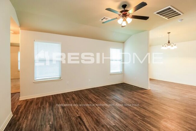Foto del edificio - 8005 Waters Edge Way