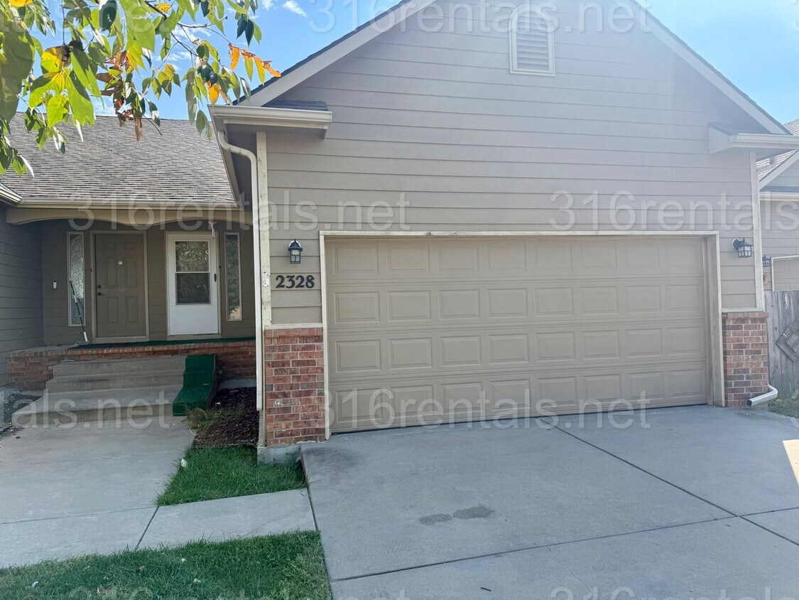 Foto principal - $1575 - 4 bedroom/ 2 bathroom - Gorgeous newly remodeled townhome!
