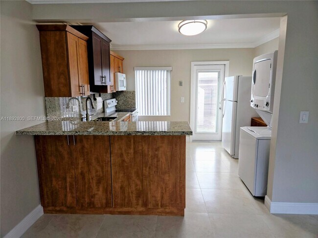 Building Photo - 1690 E 5th Ave