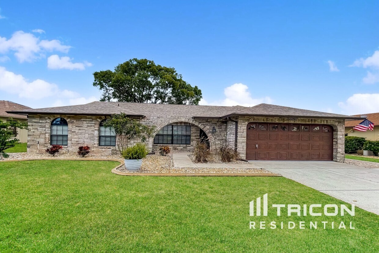 Foto principal - 6050 Fall River Dr
