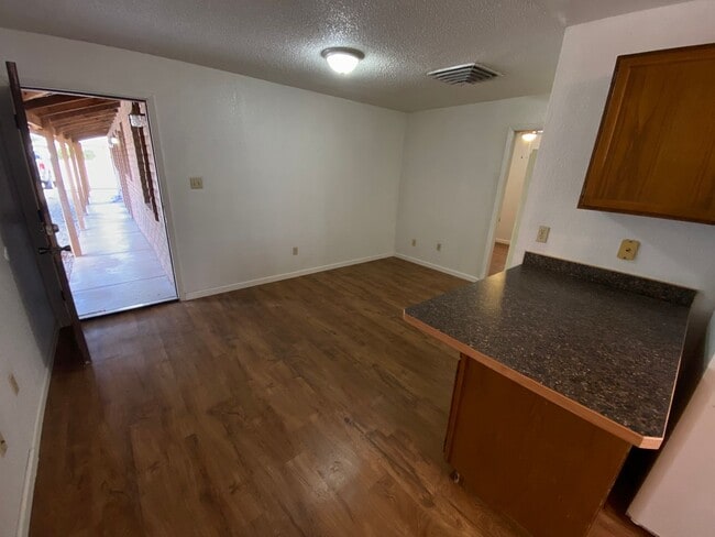 Building Photo - Cute Apartment with Yard, Newly Updated AC