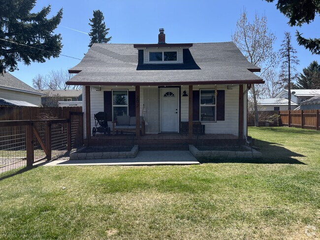 Building Photo - 202 E Rosebud Ave