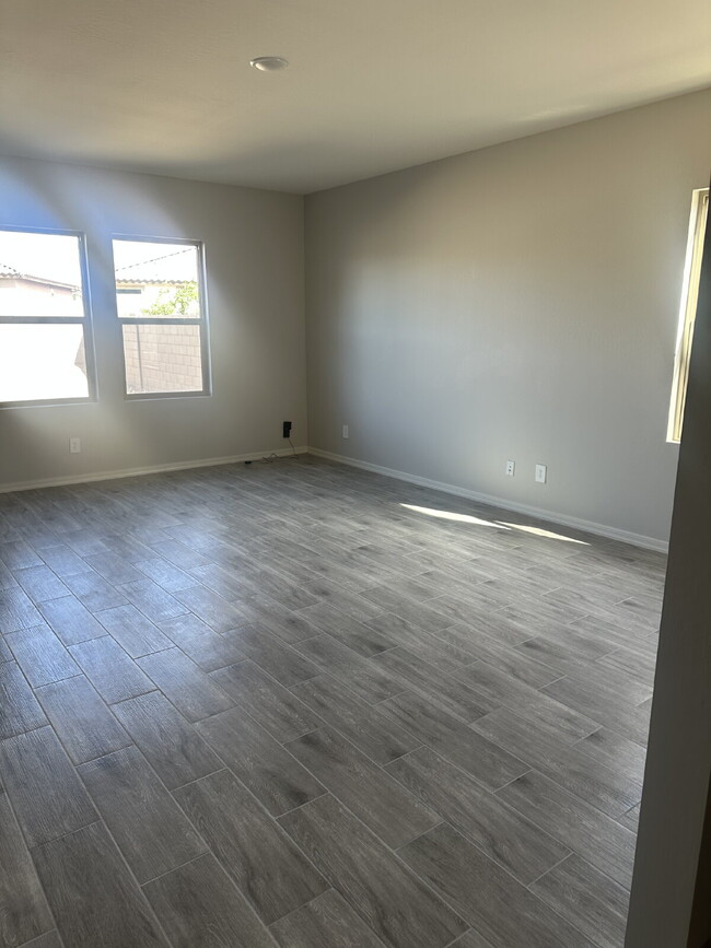 Building Photo - Beautiful, Spacious, and Newer Home, Solar Included!