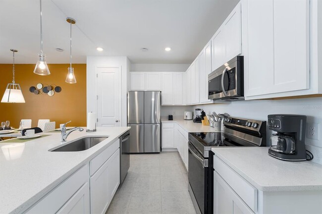 Building Photo - 690 Longboat Dr