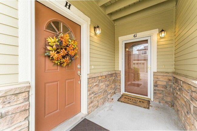 Foto del edificio - 2 bed/1 bath Townhome with Garage, Pool, Clubhouse