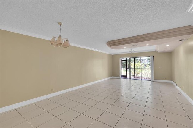 Building Photo - 350 Racquet Club Rd
