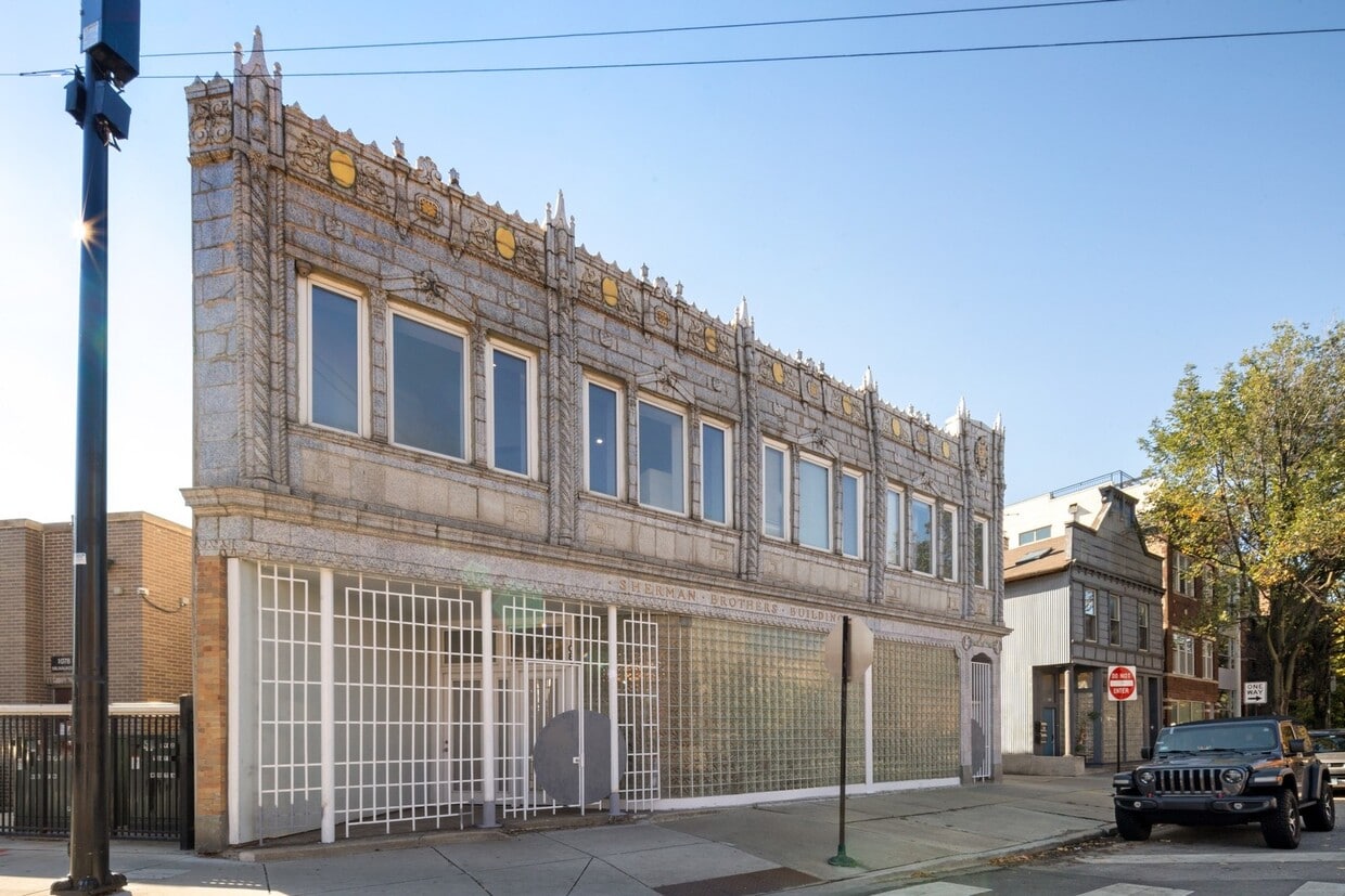 Foto principal - 1084 N Milwaukee Ave