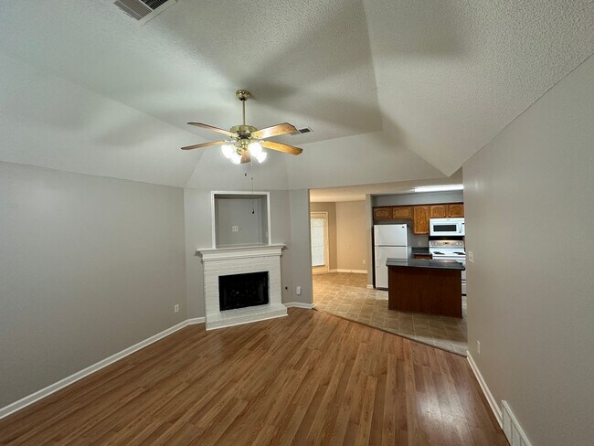 Foto del edificio - Lovely Cordova home. Fresh Paint and New Carpet! Fenced backyard and eat in kitchen. Pets are wel...