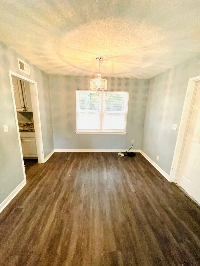 Building Photo - ** 3 bed 1 bath located in Rosemont Height...