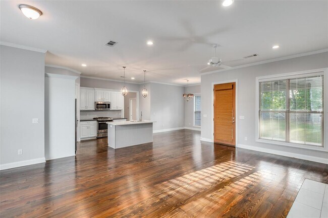 Building Photo - 240 Buckhead Dr