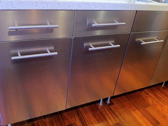 Kitchen cabinets - 622 S Barrington Ave