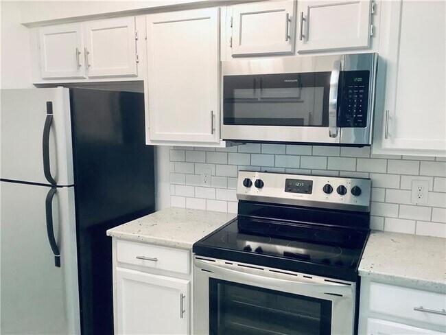 Foto del edificio - 4207 Pine Heights Dr NE
