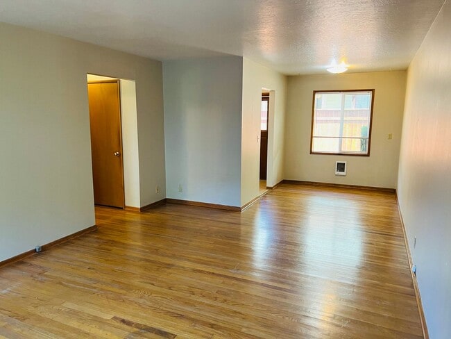 Building Photo - 1Bed/1Bath Laurelhurst Apartment
