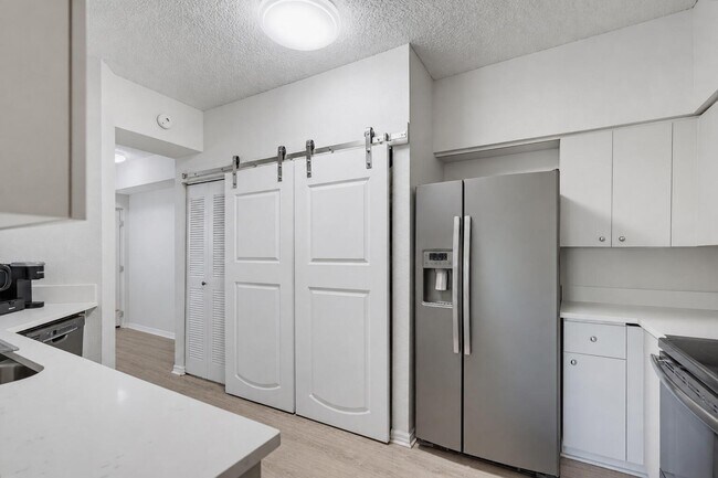 Building Photo - 350 Crestwood Cir