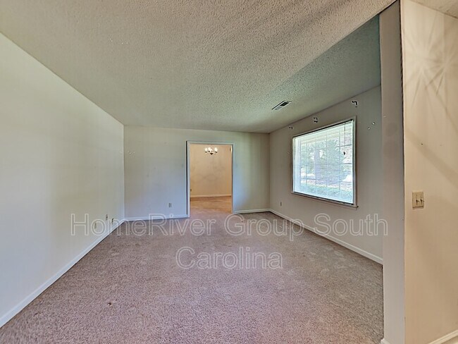 Foto del edificio - 541 Lynam Rd