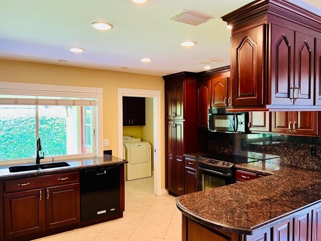 Building Photo - 11356 12 Oaks Way