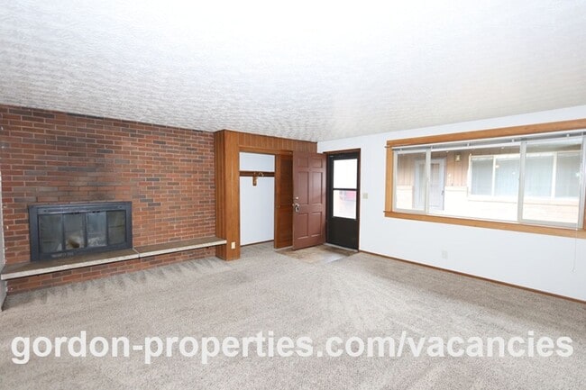 Building Photo - SE Cedar Ave - Single level 2 bedroom unit in duplex