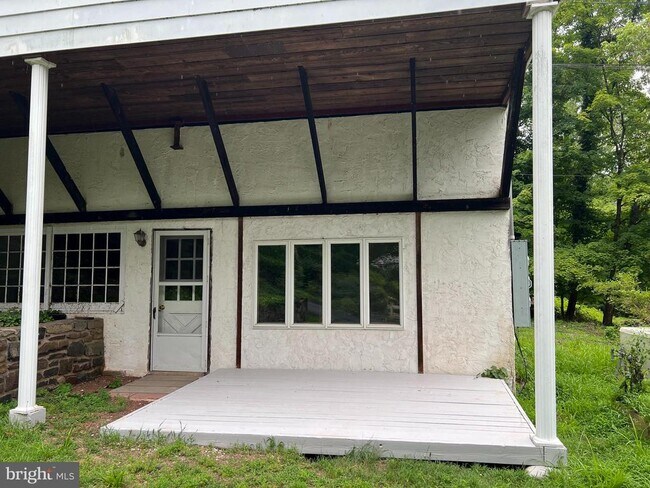 Building Photo - 392 River Rd