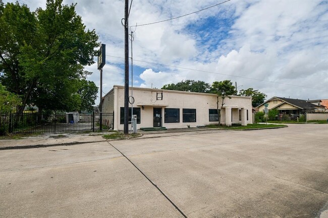 Building Photo - 5906 Canal St