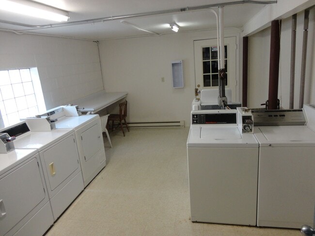 Foto del edificio - Large 2 bedroom 1 bath with balcony and garage