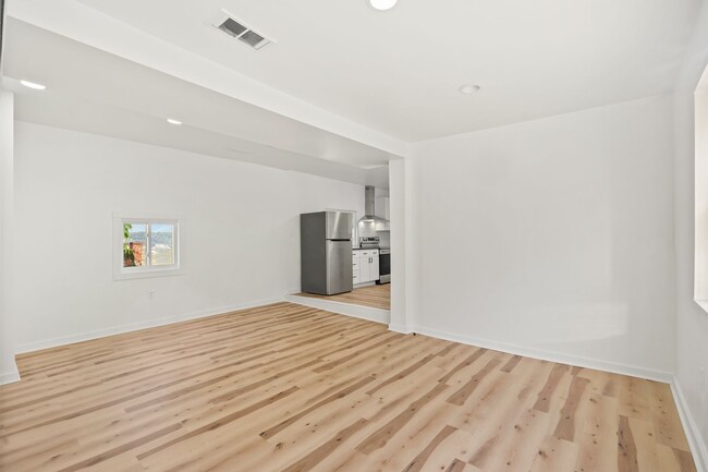 Building Photo - Newly Renovated 3 Bed, 2.5 Bath Home - Mai...