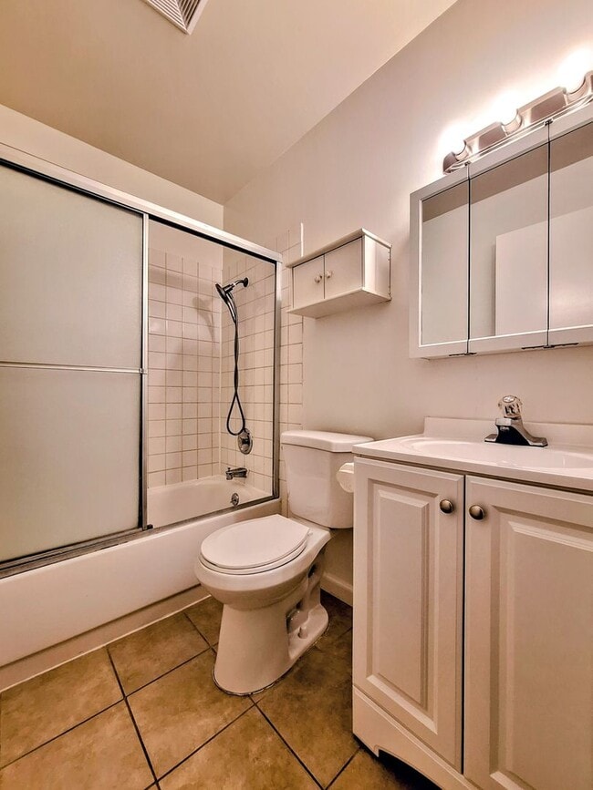 Building Photo - Ground Floor 2bd Condo With On-site Laundry, Carport, & Pool!